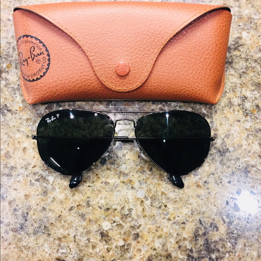 Ray Ban Aviators.